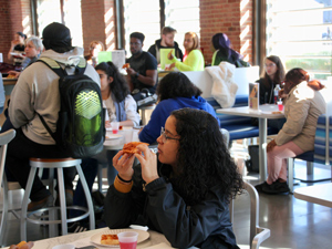 students eating pizza