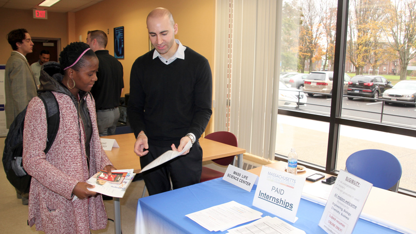 student inquiring about paid internship at career fair